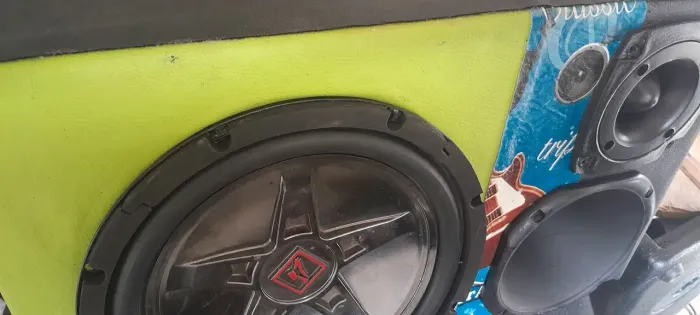 Caixa de som automotiva Trio