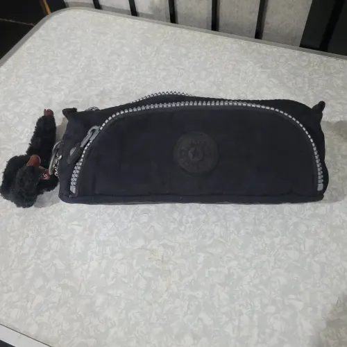 Estojo Kipling Cute preto com chaveiro.