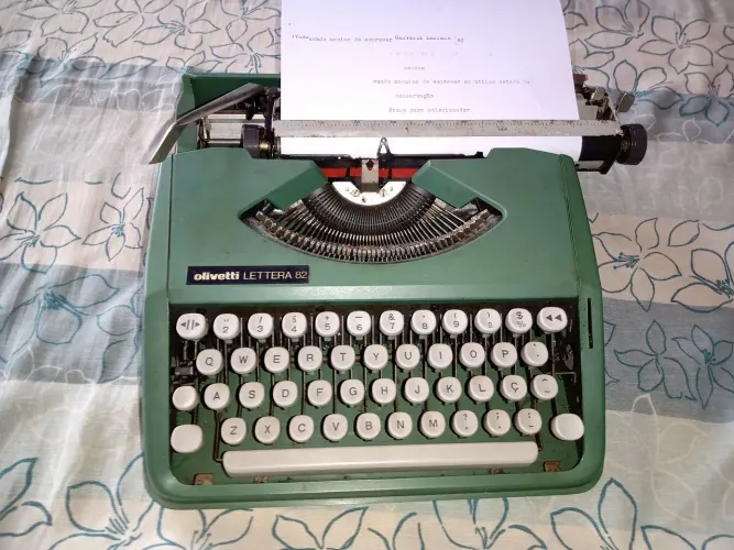 Vendo máquina de escrever funcionando
