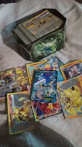 Lata pokemon rara graninha com mais de 200 cartas