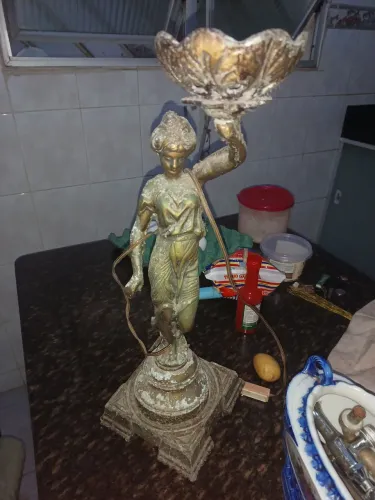 Luminária de mesa em estilo clássico ou Art Nouveau feita em petit-bronze