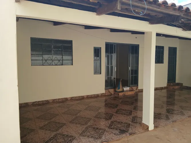 Casa de fundos, com 2 quartos e vaga para garagem independente em Itumbiara GO