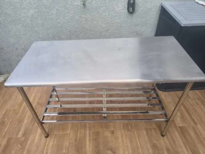 Mesa grande de inox 