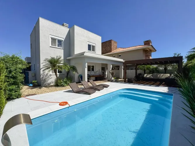Casa à venda com 04 dormitórios sendo 03 suítes e piscina aquecida no Condomínio Atlântico