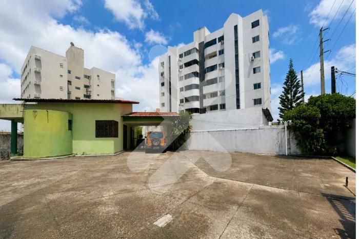Casa Térrea com Localização Privilegiada em Capim Macio - Terreno 600m²