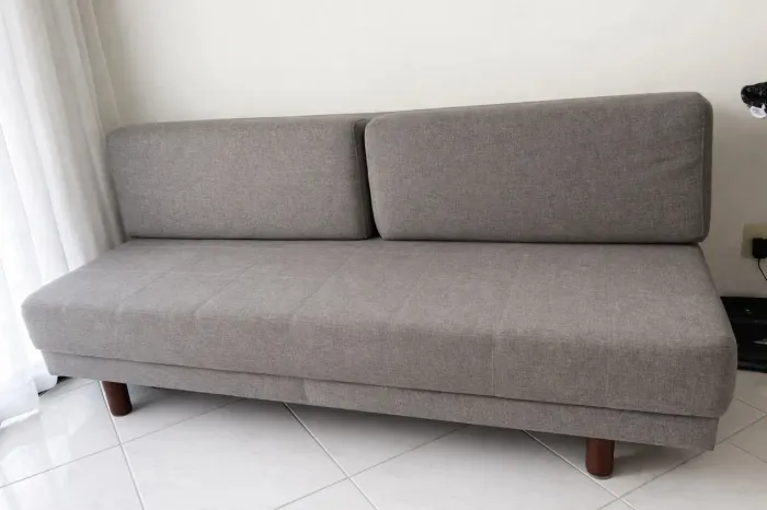 Vendo sofá-cama Tok&Stok em linho. 3 lugares. Cinza.