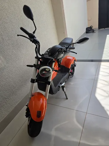 Scooter Elétrica Moderna revisada e conservada.