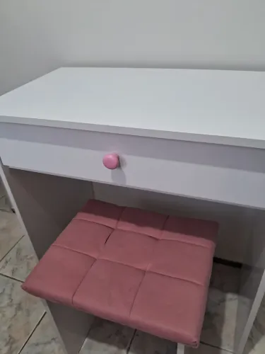 Penteadeira com espelho branca e rosa
