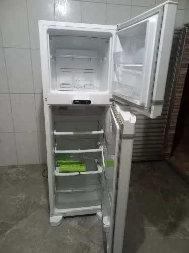 Geladeira consul 380l frost free.