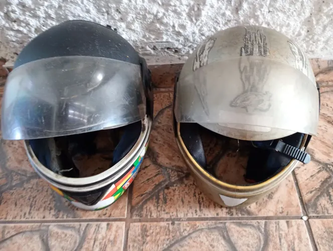 Vendo dois capacetes usados 