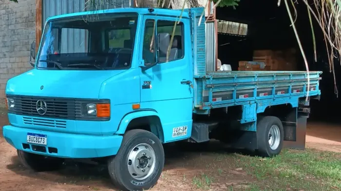 Vende se caminhão Mercedes Benz. Modelo 710, cor verde, em ótimo estado 