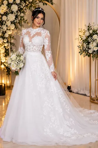 Vestido de noiva com véu ambos bordados