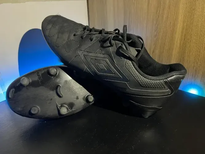 Chuteira Umbro Campo Preta | Semi Nova | Original