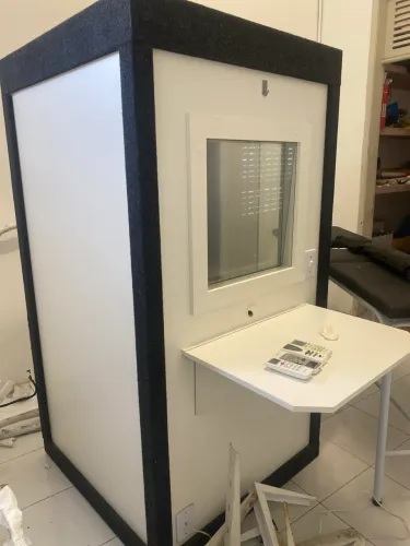 Cabine de Audiometria Acústica - Completa com Visor, Cadeira e Mesa