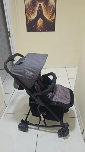 Carrinho de Bebê Seminovo Passeio Vira Balanço Preto Maxi Baby
