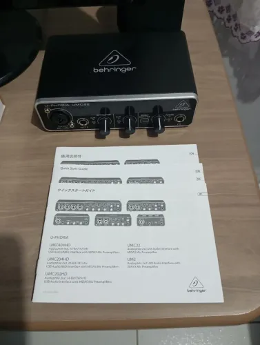 Interface de Áudio Behringer U-Phoria UMC22 Seminova