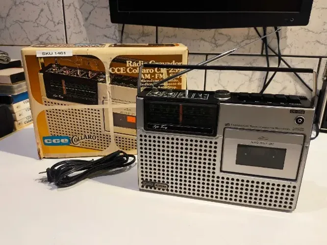 Rádio gravador vintage da marca CCE, modelo Collaro CR-259+ CASE DE FITAS - PRECISA REPARO