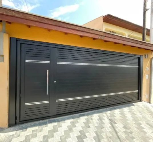 Portão preto como social