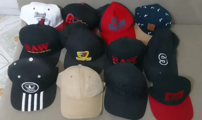 12 Bonés