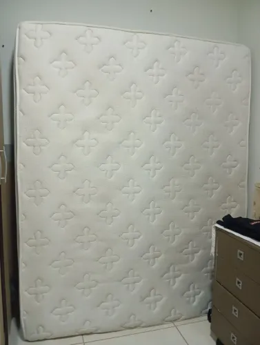 Vendo colchão e guarda roupa.