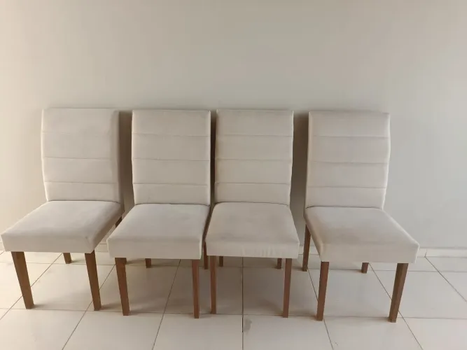 Conjunto de 4 cadeiras, cor bege.