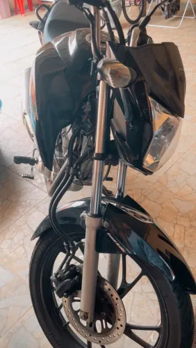 Moto bem conservada, pouca km rodado, única dona.