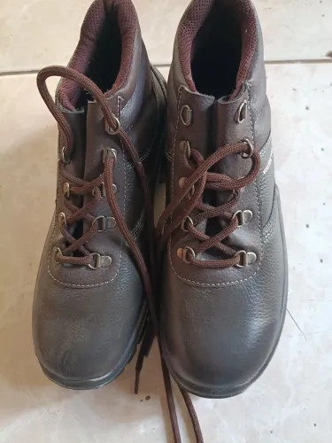 Bota Nova. Numeração 40 com bico de aço marca Estival