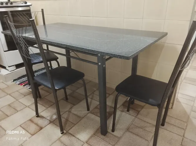 Mesa de Granito com e cadeiras 