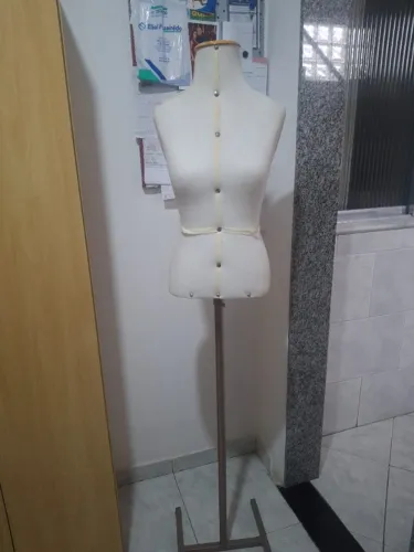 Manequim Feminino Forrado Busto Costura. Pedestal Dourado