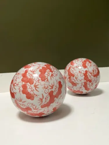 PAR DE ESFERAS DECORATIVAS EM PORCELANA ORIENTAL 