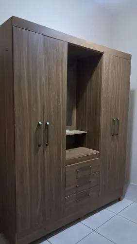 Guarda-roupa 4 portas com 3 gavetas e espelho interno