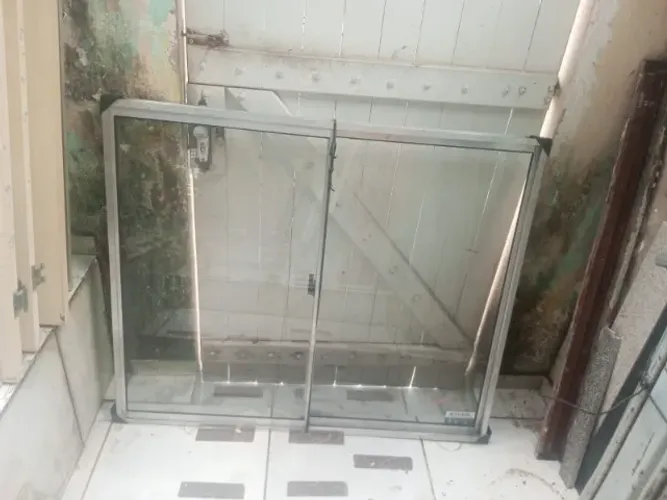 Janela de vidros lisos 1,20 x 1m. Negociável!