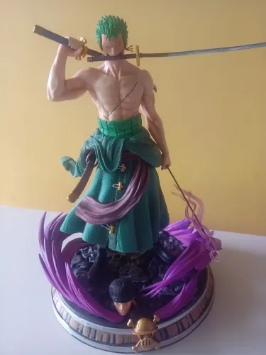 Figure Roronoa Zoro, + Figure Bônus Itachi