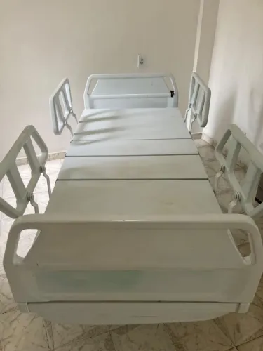 Vendo uma vc cama hospitalar.