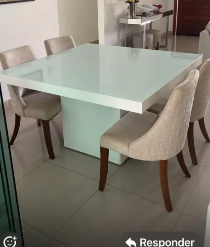 Vende-se mesa de jantar com 4 cadeiras