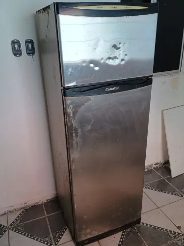 Vendo geladeira Esmaltec, preço negociável.Pra sair logo !