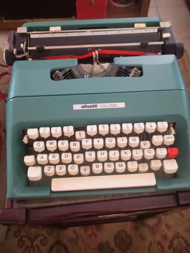 Máquina de Escrever Olivetti College Vintage