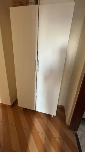 Armário branco com duas portas