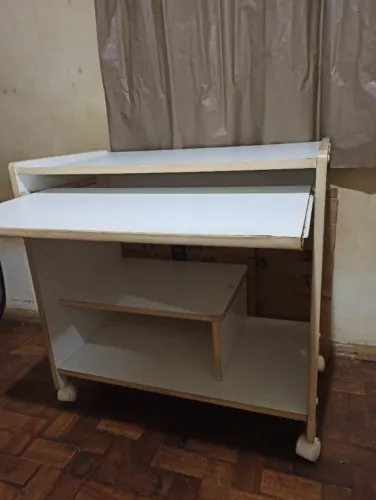 Rack Tok Stok branco com rodinhas
