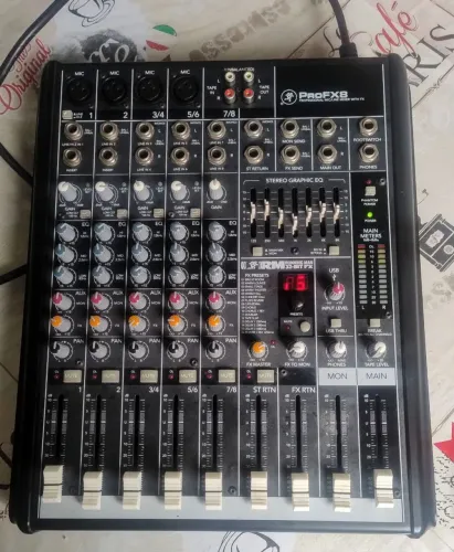 Esta é uma mesa de som profissional Mackie ProFX8 com 8 canais e efeitos embutidos