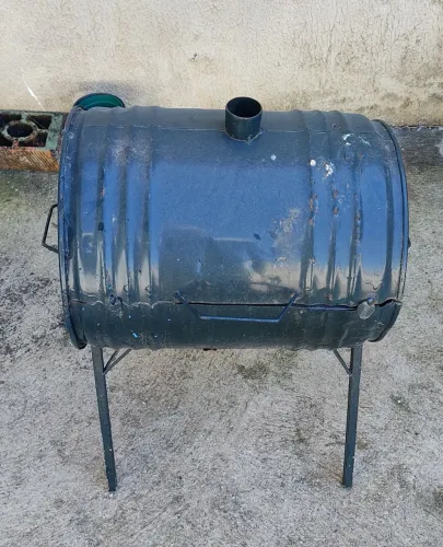 Vendo churrasqueira pequena de tambor