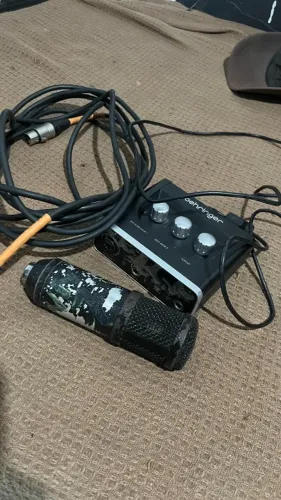 PLACA DE AUDIO BEHRINGER-UMC22 + CABO XRL + MICROFONE