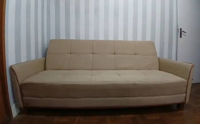 Sofá Cama em linho bege pouco tempo de uso