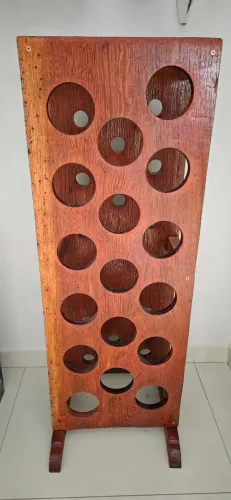 Adega em madeira de lei.