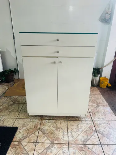 Balcão, armário com rodinhas