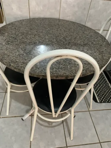 Mesa com tampo de granito