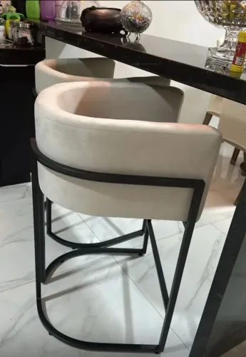 BANQUETA POLTRONA LUXO BASE METAL PRETO ESTOFADO COURINO WHITE