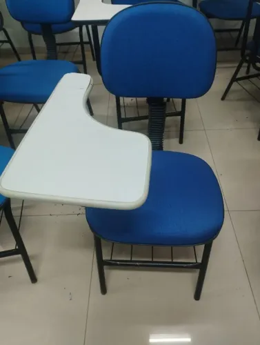 Cadeira escolar tipo univarsitária espuma injetada e anatômica