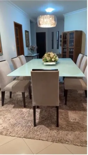 Mesa de jantar com cadeiras e aparador