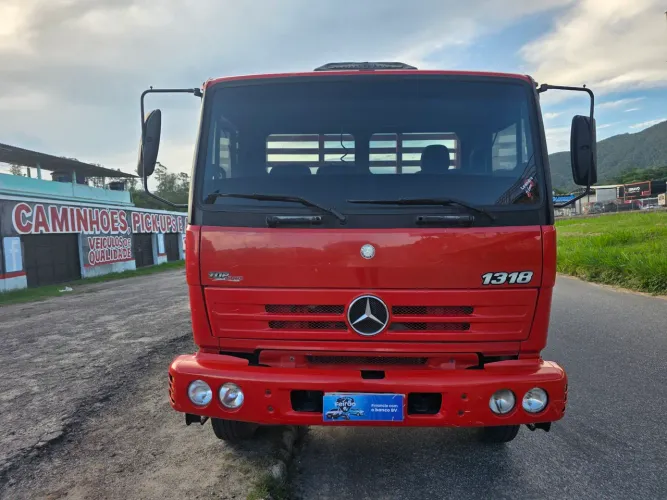 MB L 1318 ano 2004 equipado com carroceria de madeira peneus novos